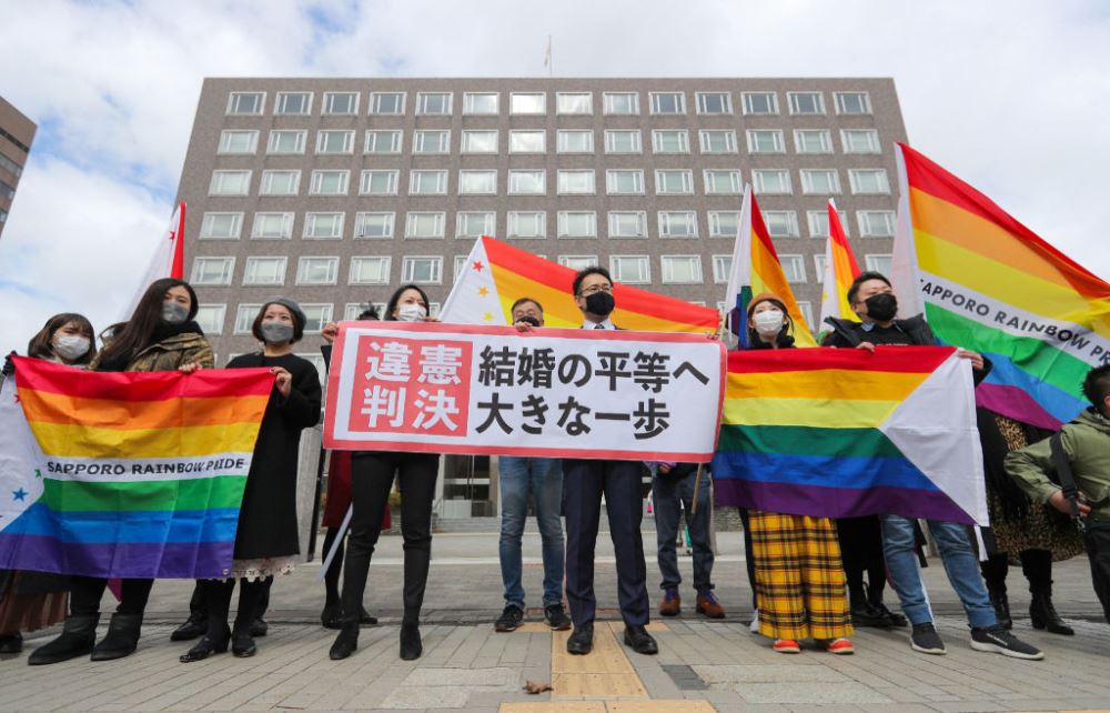 Corte di Sapporo con manifestanti 1